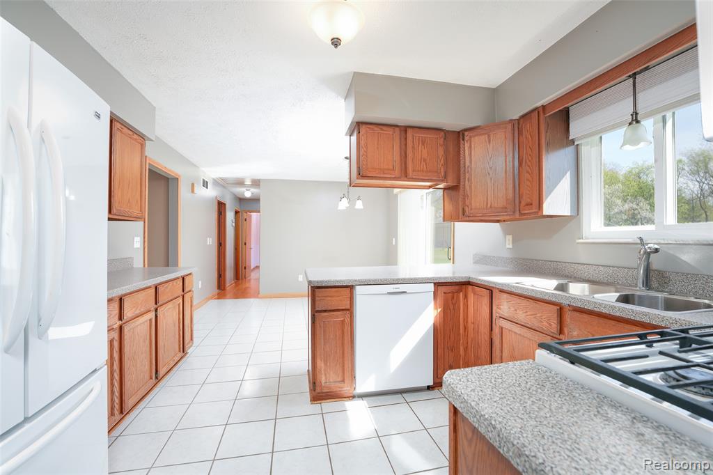 11891 Post Lane, South Lyon, MI 48178 — Photo 17