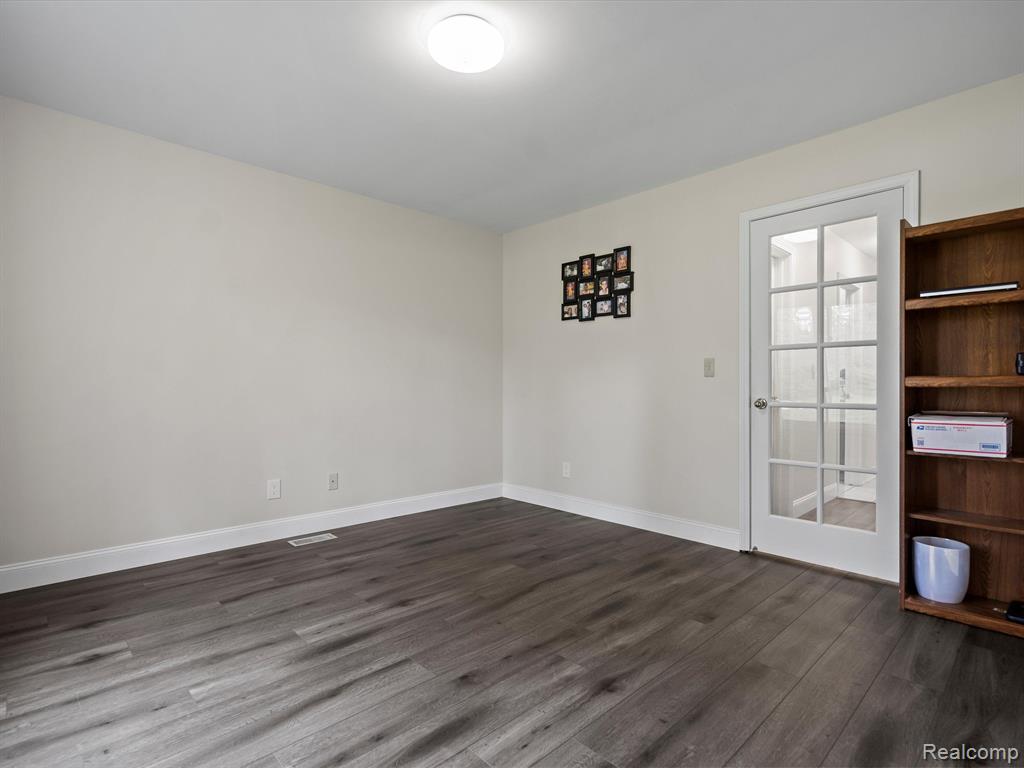 4979 SOMERTON Drive, Troy, MI 48085 — Photo 16