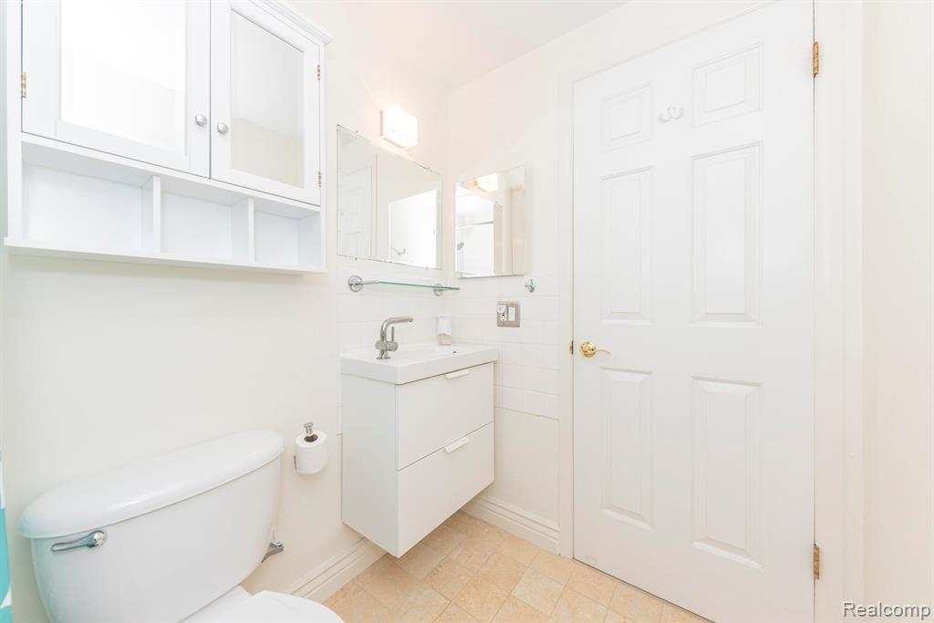517 Longshore Dr, Ann Arbor, MI 48105 — Photo 17