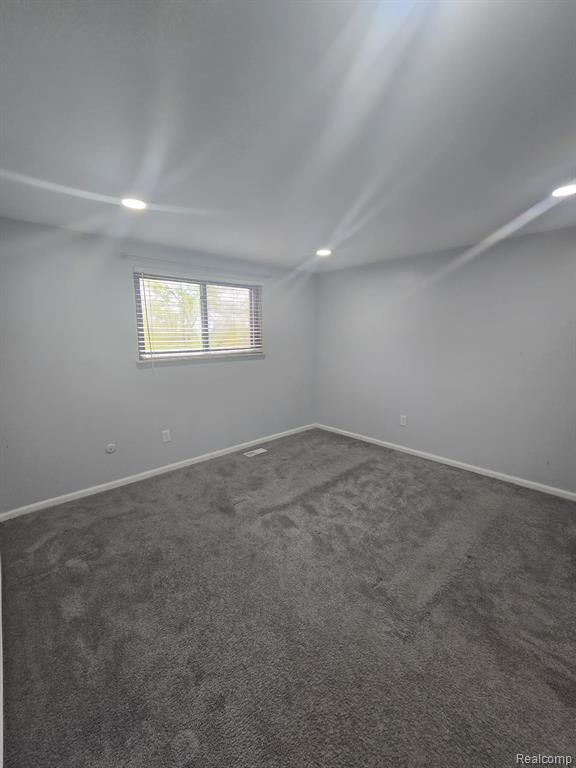8410 HICKORY DR Drive, Sterling Heights, MI 48312 — Photo 19