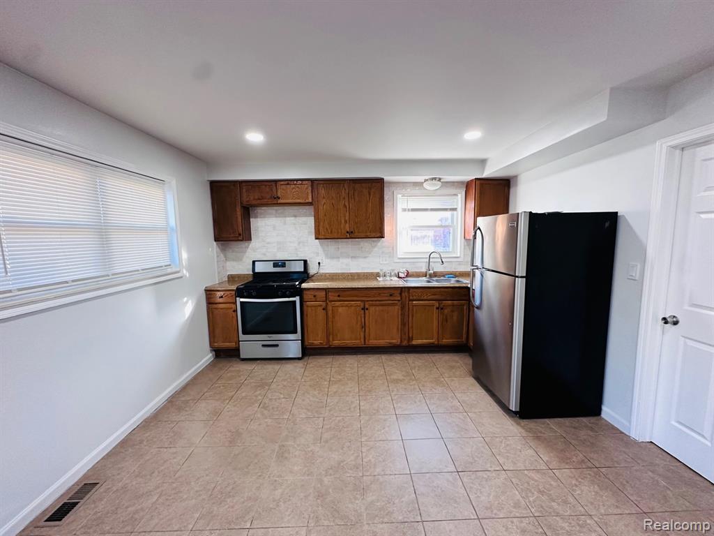 6784 Cooper St, Taylor, MI — Photo 9