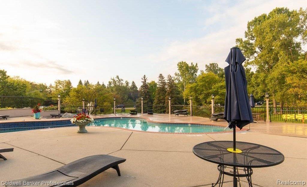 7360 MEADOWRIDGE Drive, West Bloomfield, MI — Photo 28