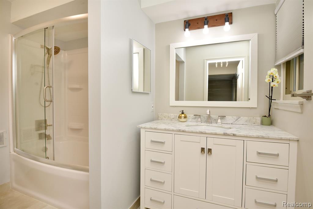 4041 W MAPLE Road, E101, Bloomfield Hills, MI 48301 — Photo 14
