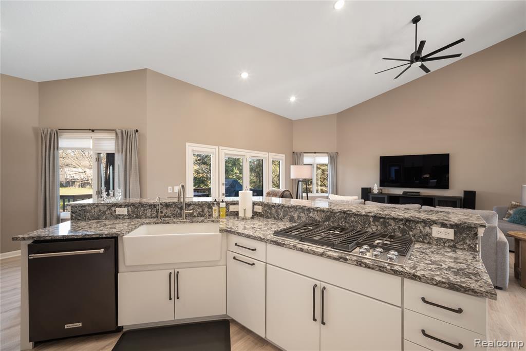 9833 Rolling Greens Drive, Pinckney, MI 48169 — Photo 12