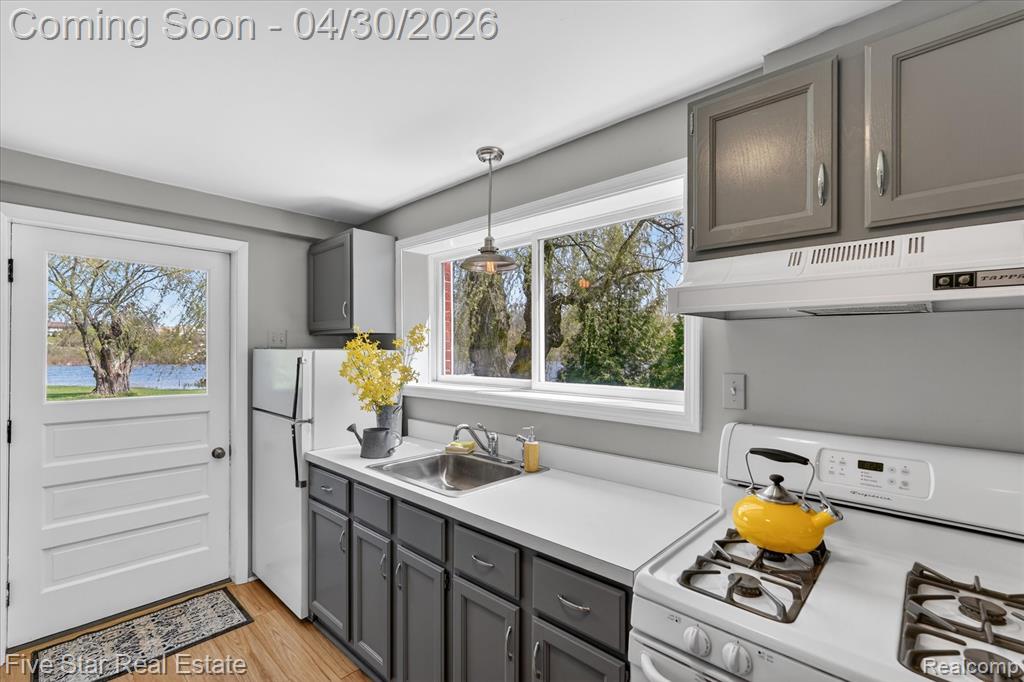 630 Sunset, White Lake, MI 48383 — Photo 39