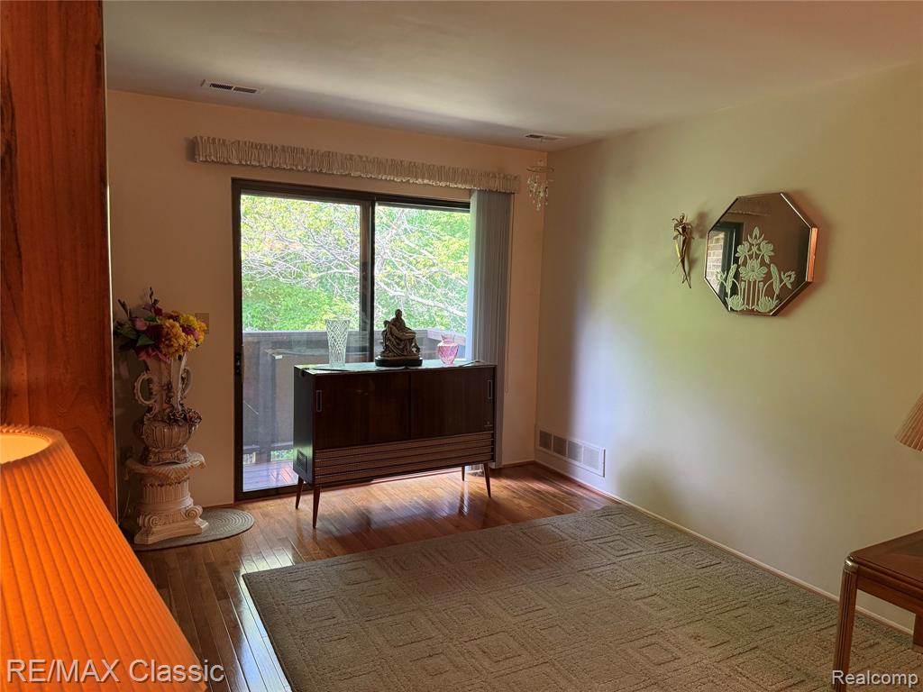 7806 Manor Circle, 203, Westland, MI — Photo 3