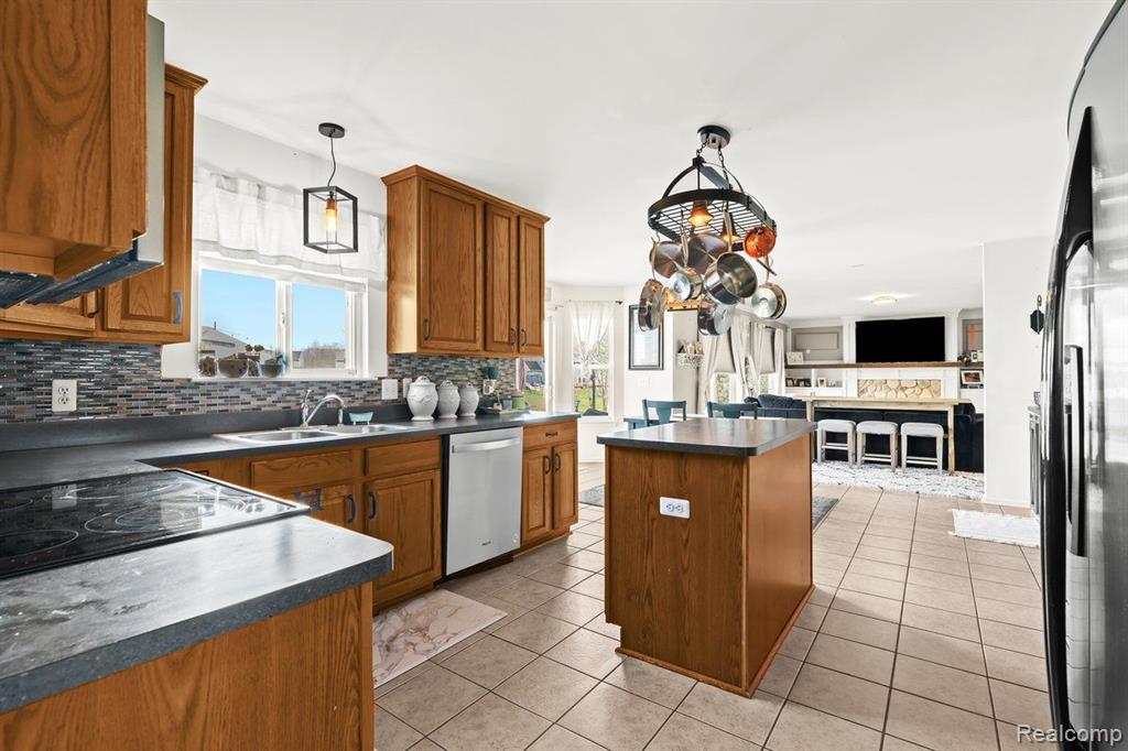 469 RIDGEWOOD Drive S, Ortonville, MI 48462 — Photo 20