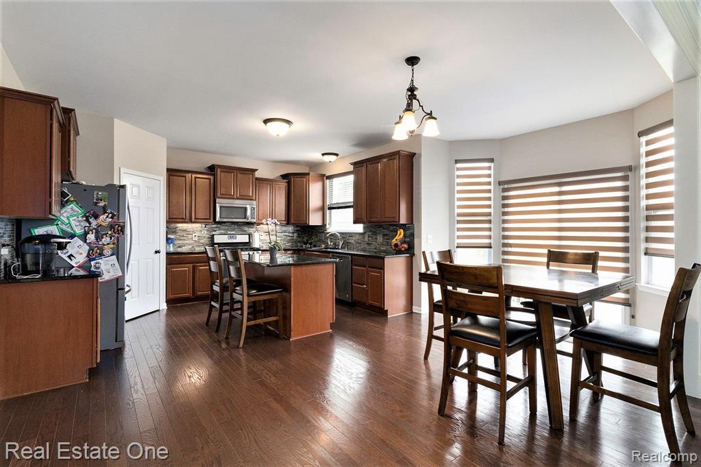 28406 OAKMONTE Circle E, New Hudson, MI 48165 — Photo 7