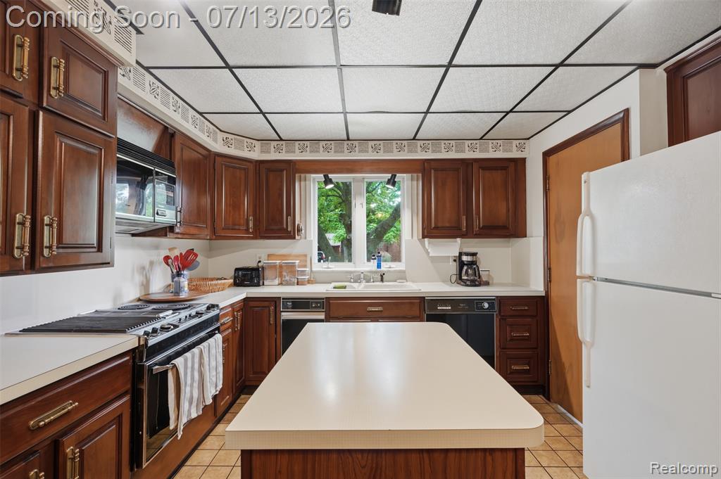 27704 California Drive NW, Lathrup Village, MI 48076 — Photo 14