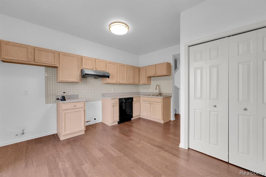 26725 ASHTON Drive, Woodhaven, MI 48183 — Photo 8
