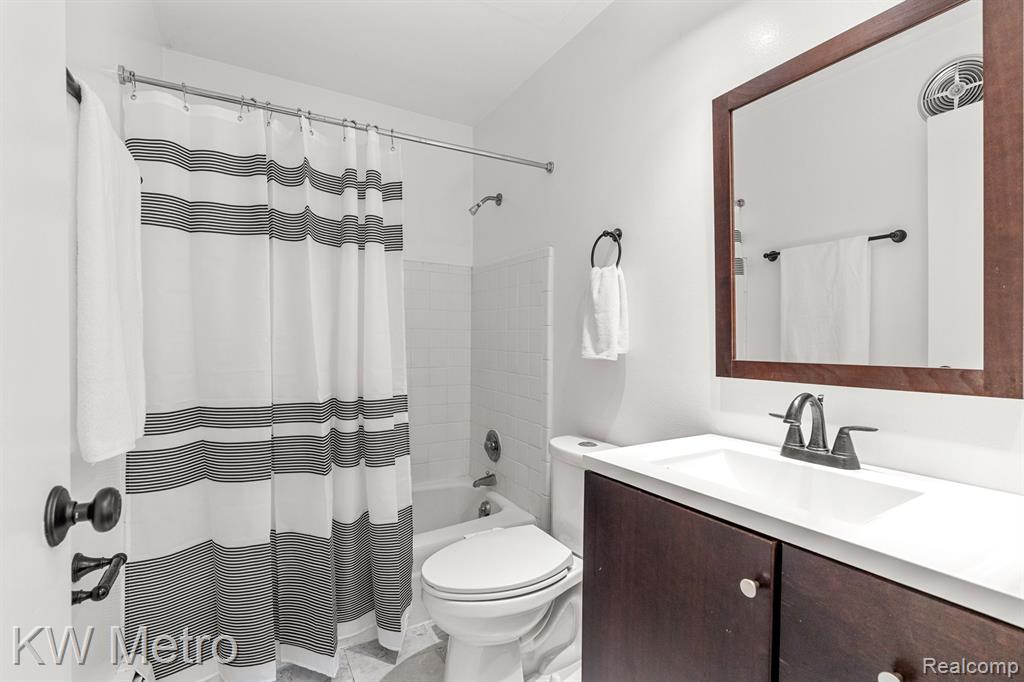 4909 CROOKS Road, E5, Royal Oak, MI 48073 — Photo 12