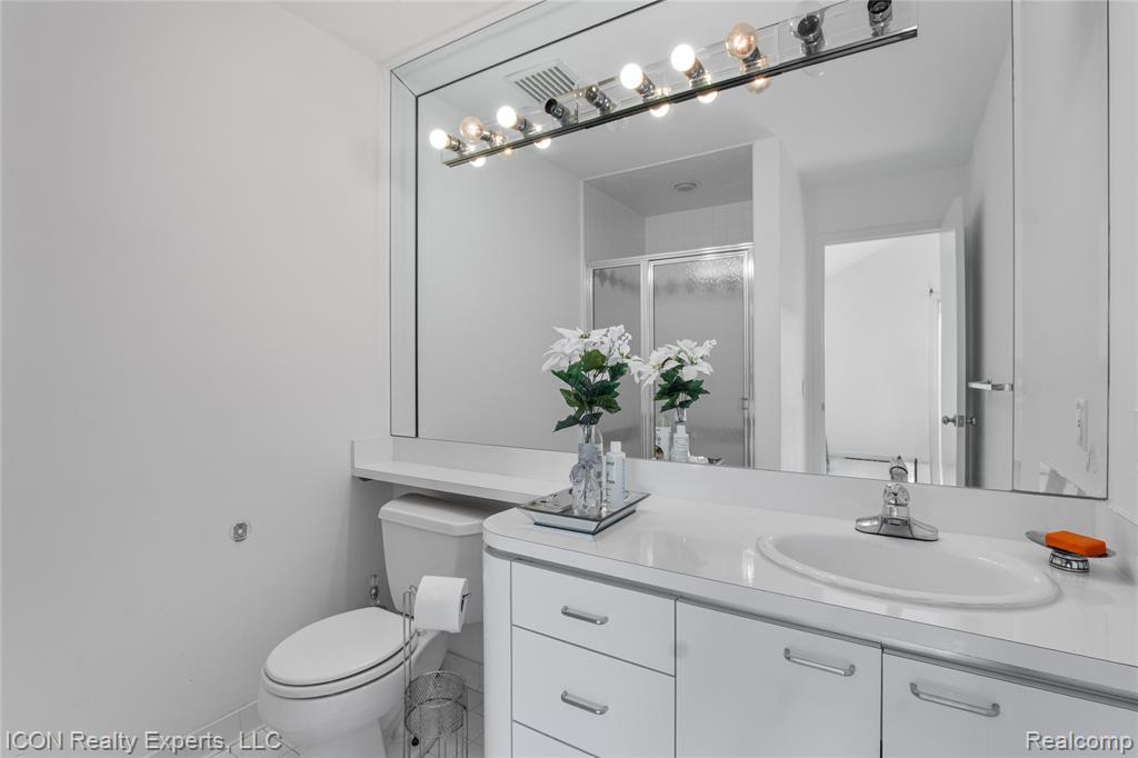 5727 Royal Wood, West Bloomfield, MI — Photo 26