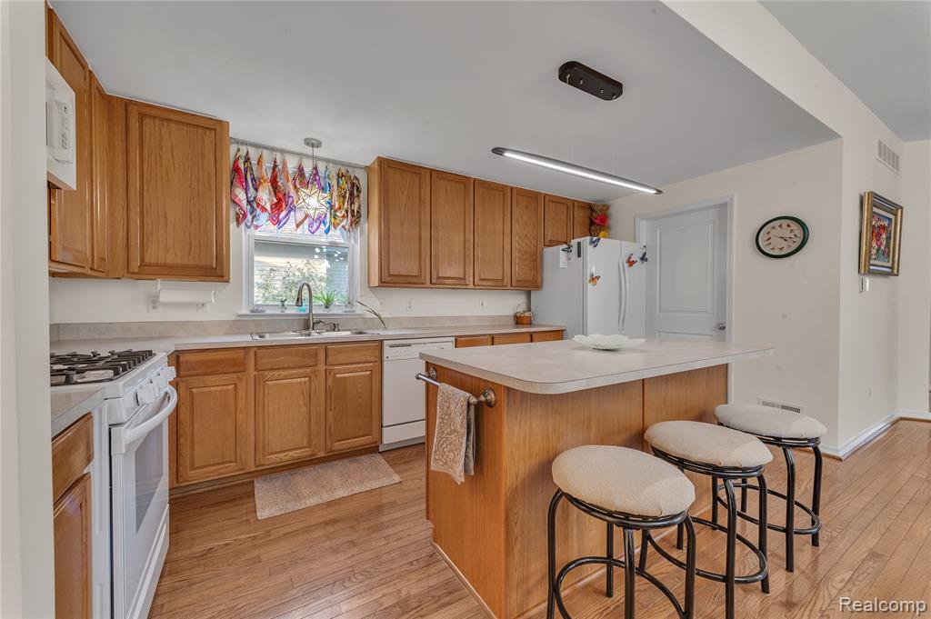 26738 Canterbury Circle, New Boston, MI 48164 — Photo 3