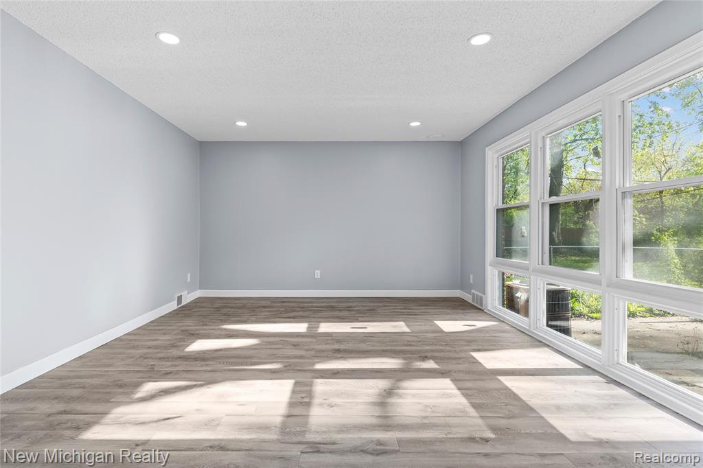 21901 Harding Street, Oak Park, MI 48237 — Photo 11