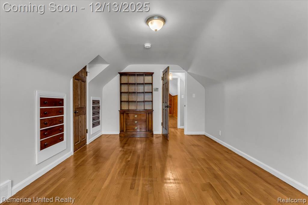 27510 California Drive SE, Lathrup Village, MI 48076 — Photo 17