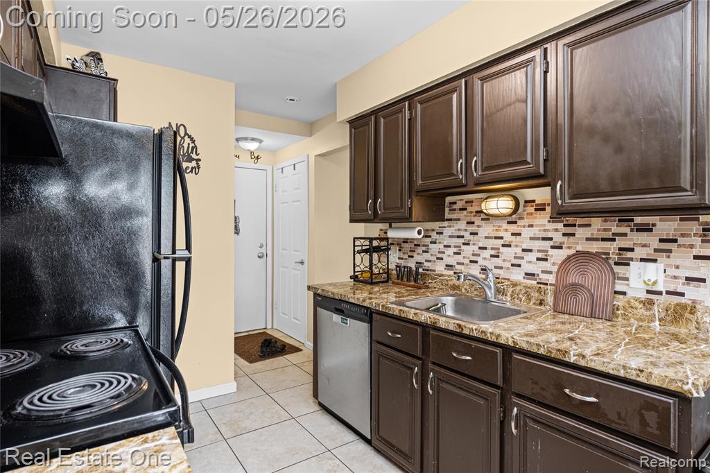 7736 Lake Ridge Drive, Waterford, MI 48327 — Photo 13