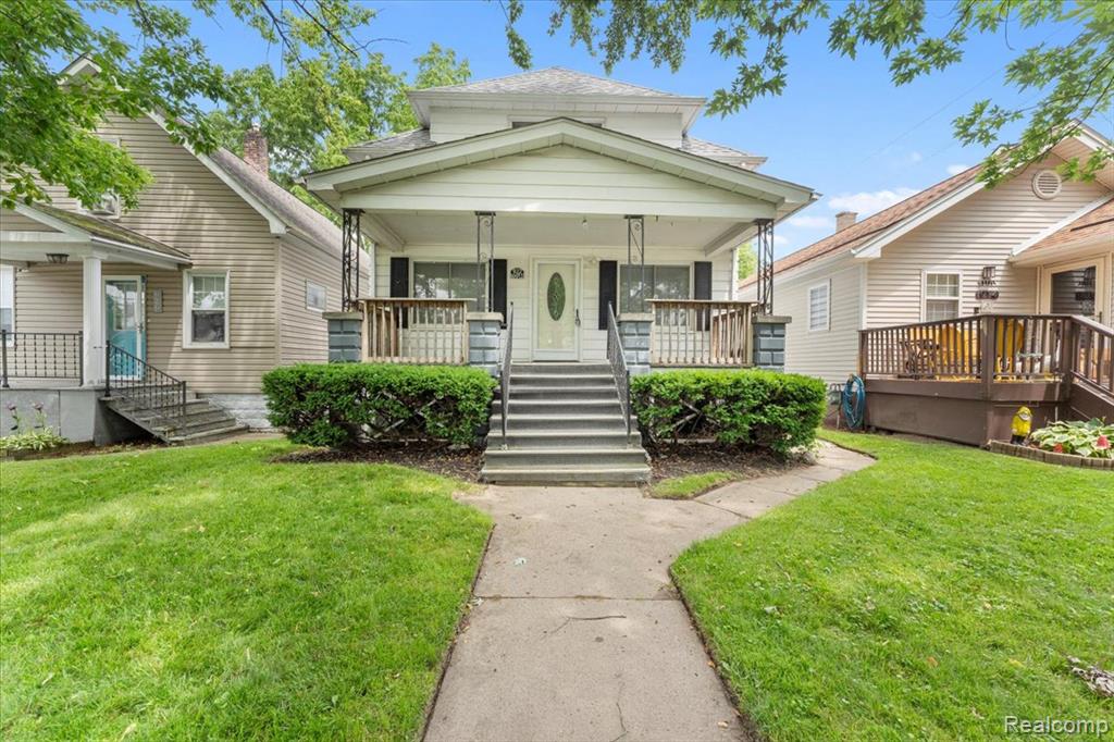 922 Maple, Wyandotte, MI 48192 — front exterior