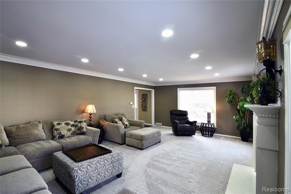 9693 BURNING TREE Drive, Grand Blanc, MI 48439 — Photo 9