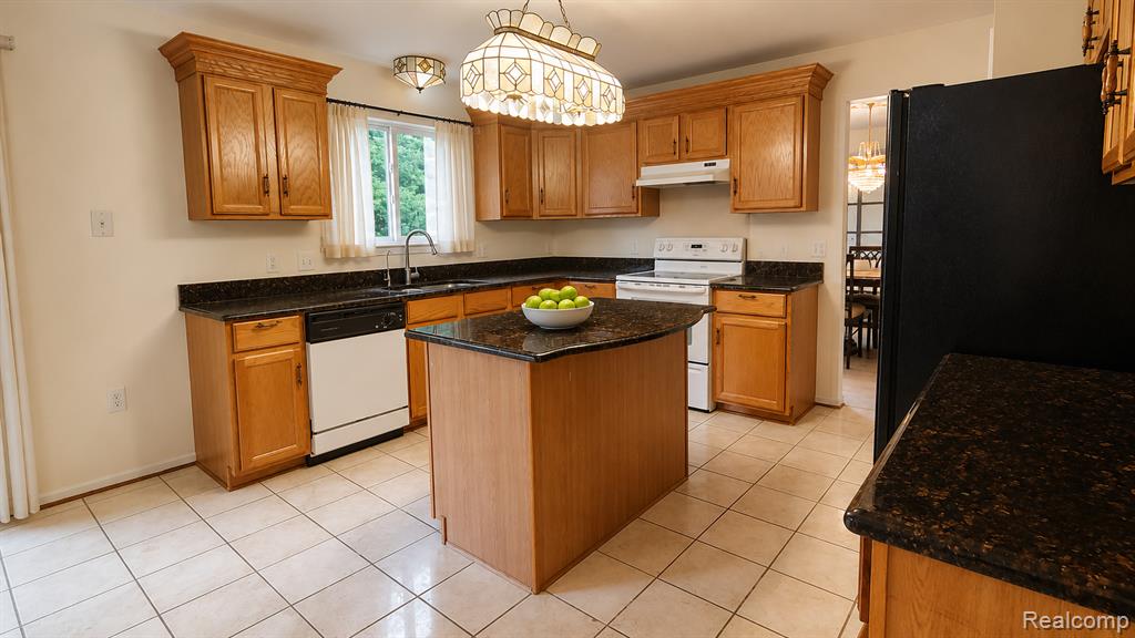7622 Park Meadow Lane, West Bloomfield, MI 48324 — Photo 6