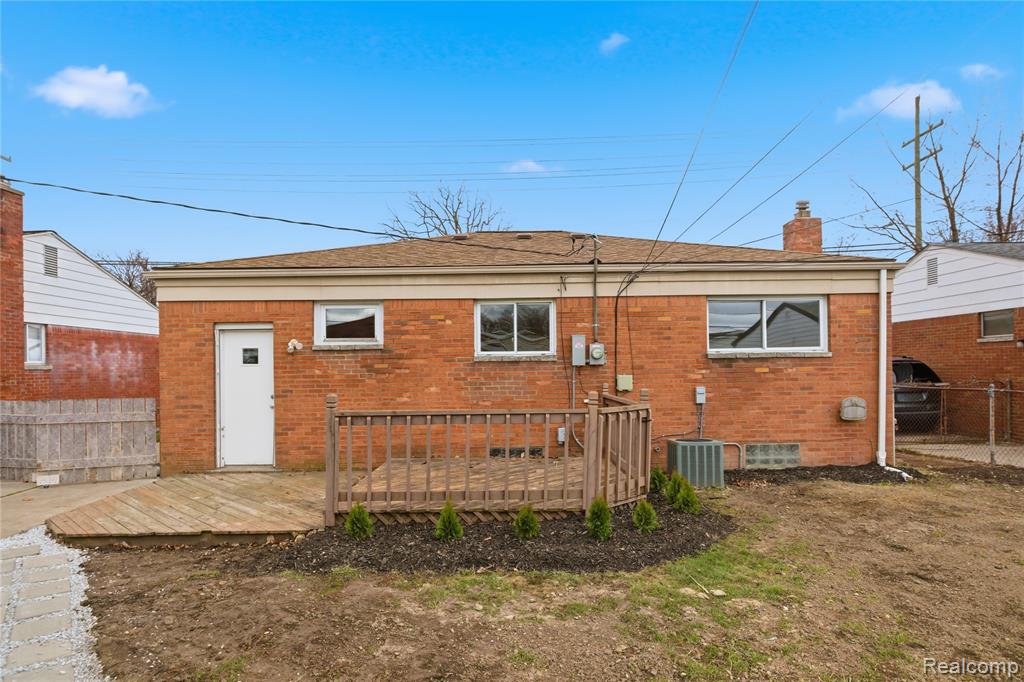 15225 Common Road, Roseville, MI 48066 — Photo 15