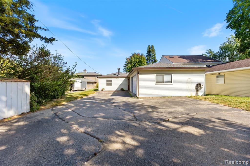 8437 WOODLAND SHORE Drive, Brighton, MI 48114 — Photo 40