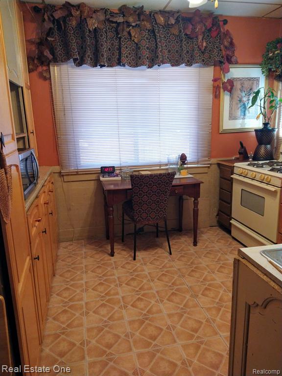 8040 WHITCOMB Street, Detroit, MI 48228 — Photo 10
