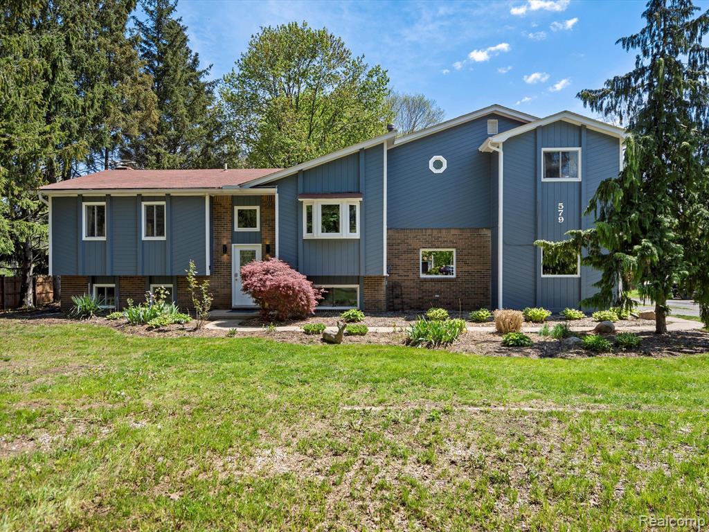 579 S HOSPITAL Road, Waterford, MI 48327 — Photo 2
