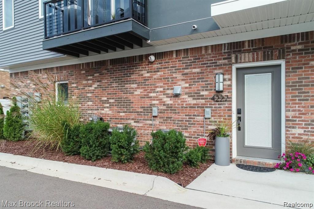 4227 W 14 Mile Road, Royal Oak, MI 48073 — Photo 2