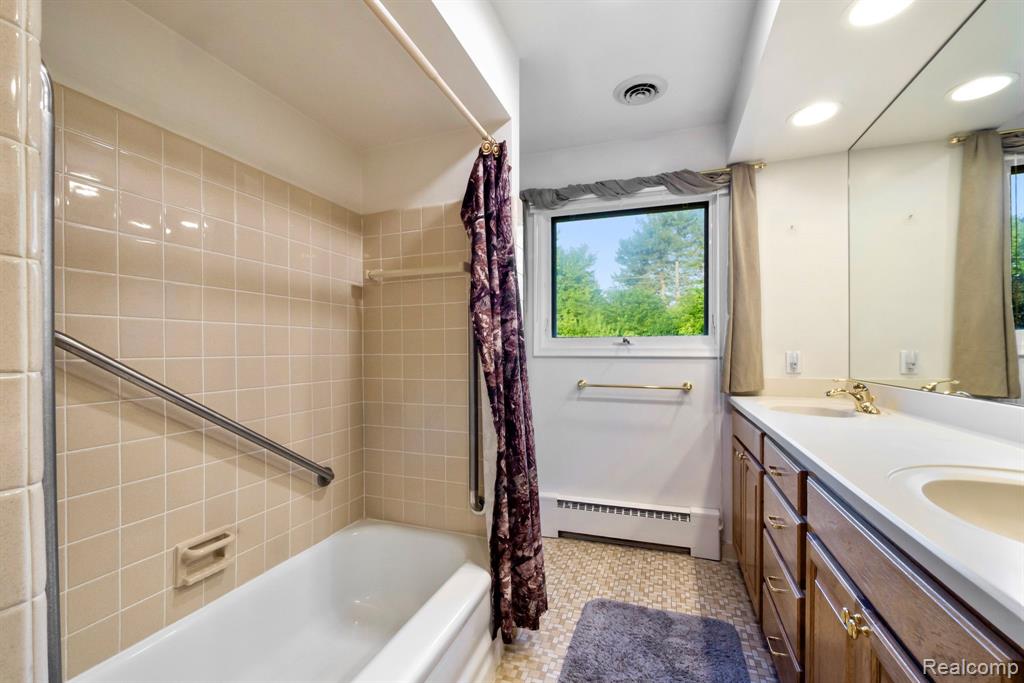 821 Castlebar Drive, Rochester Hills, MI 48309 — Photo 11