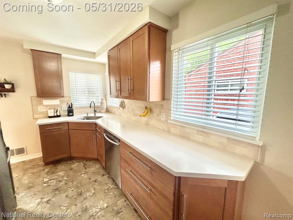 9611 Deering Street, Livonia, MI 48150 — Photo 10