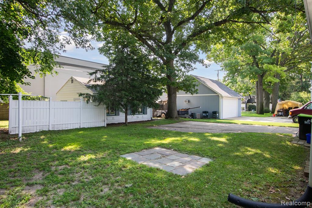 2235 Maddy Lane, Keego Harbor, MI 48320 — Photo 18