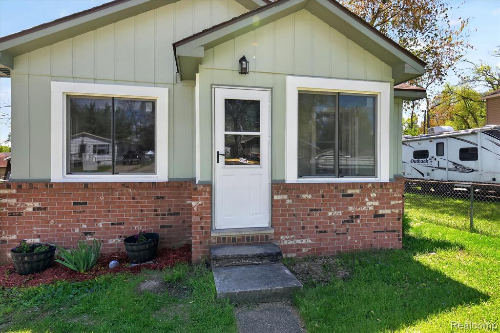 677 Lucille Drive, Wolverine Lake, MI 48390 — Photo 5