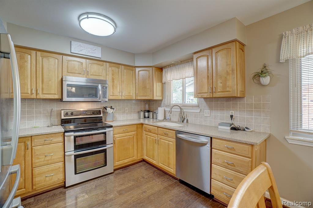 5760 LARKINS Drive, Troy, MI 48085 — Photo 9