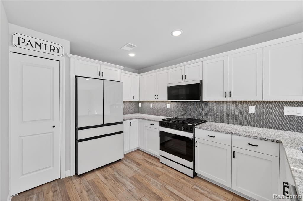 31005 Gregory Street, Grand Blanc, MI 48439 — Photo 15