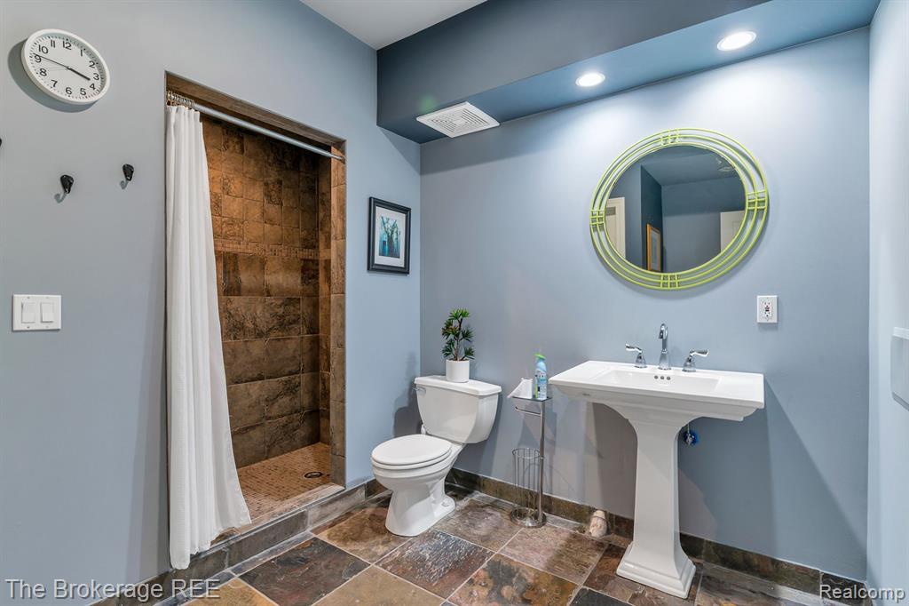 6995 HAWK WOODS Court, West Bloomfield, MI — Photo 51