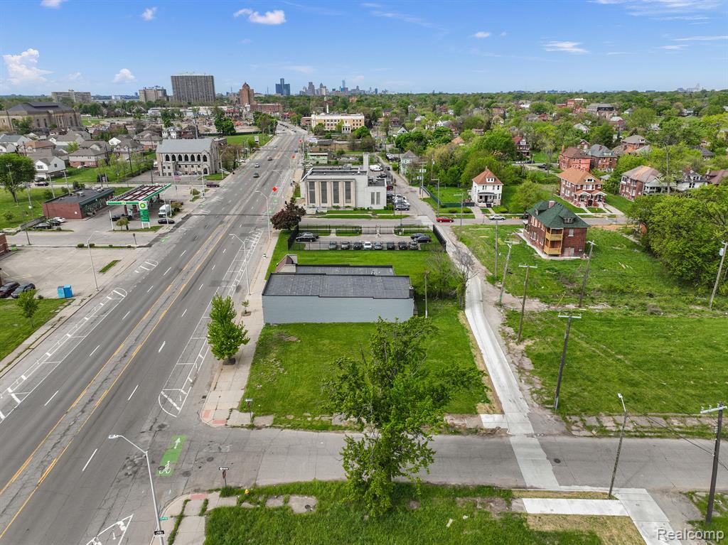 10829 E JEFFERSON Avenue, Detroit, MI 48214 — Photo 9