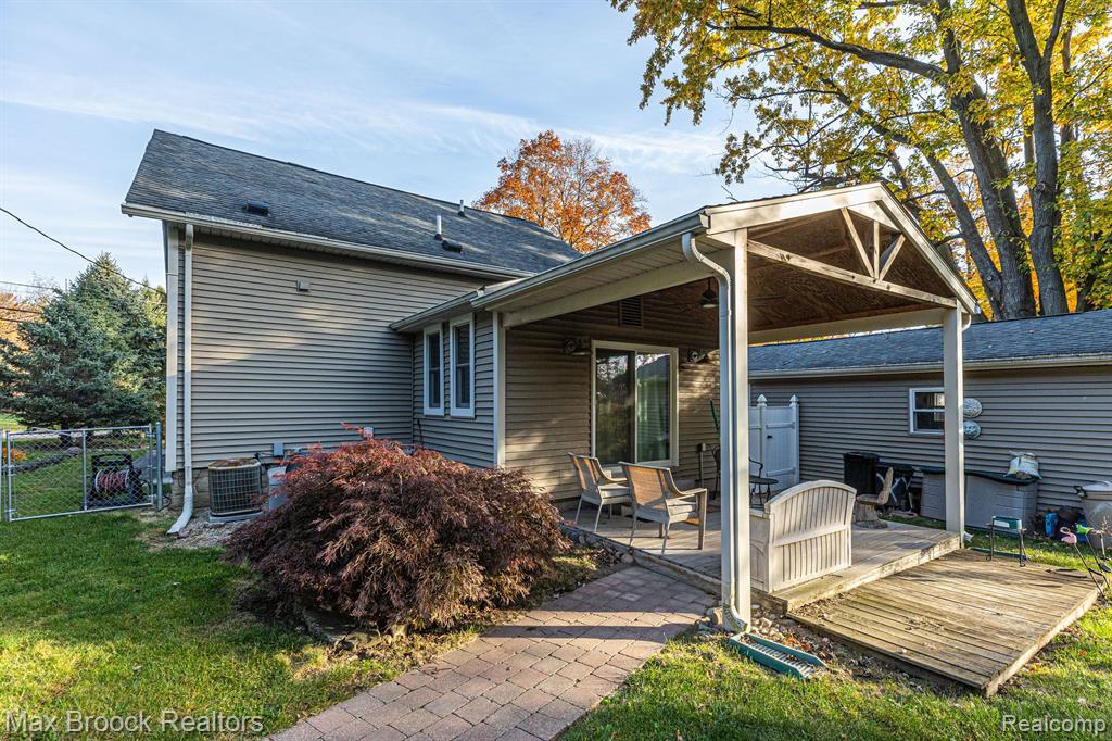 611 W SAINT CLAIR Street, Almont, MI 48003 — Photo 17