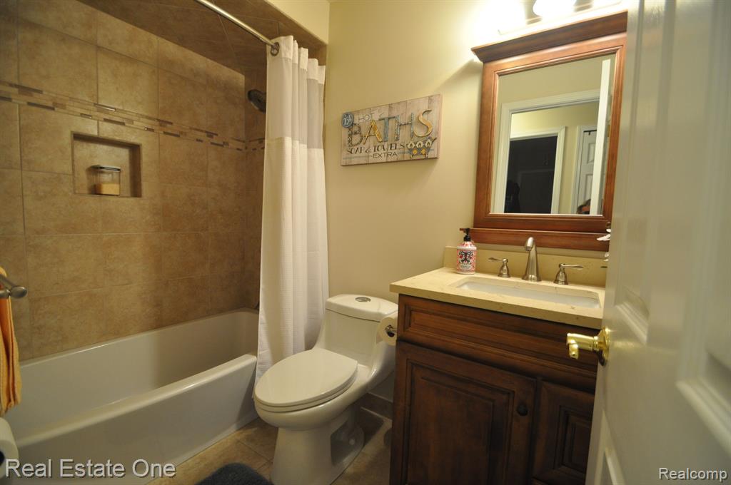 46654 SPRINGHILL Drive, Utica, MI 48317 — Photo 18