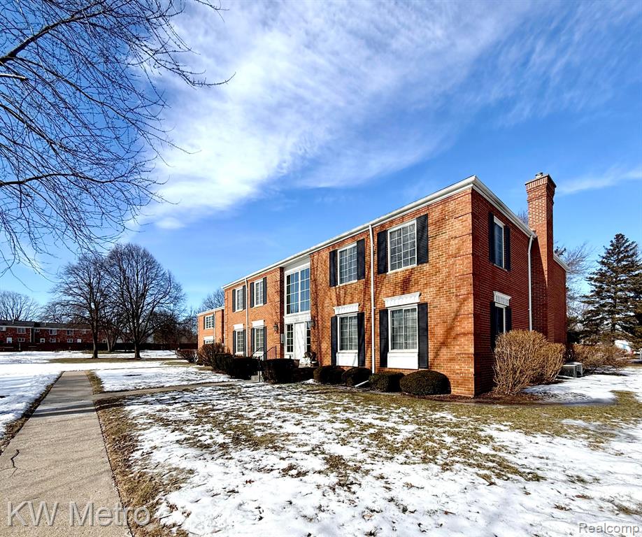 666 E FOX HILLS Drive, Bloomfield Hills, MI 48304 — Photo 2