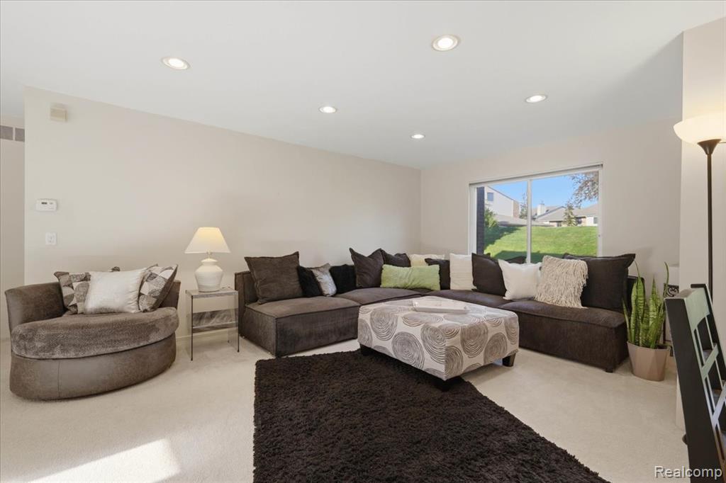 6680 Ridgefield Circle, 101, West Bloomfield, MI — Photo 9