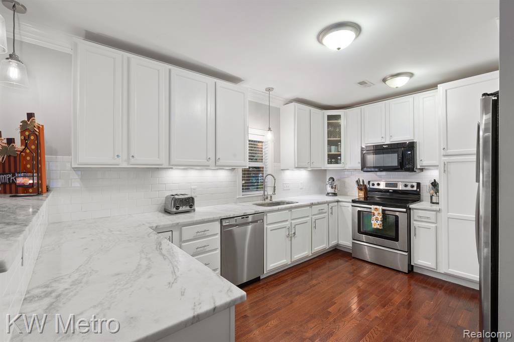 735 E HURON Street, Milford, MI 48381 — Photo 9