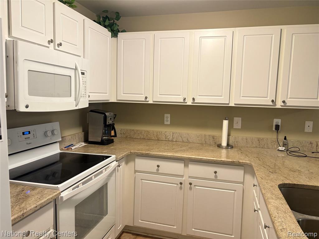 7053 Magnolia Lane, Waterford, MI 48327 — Photo 3