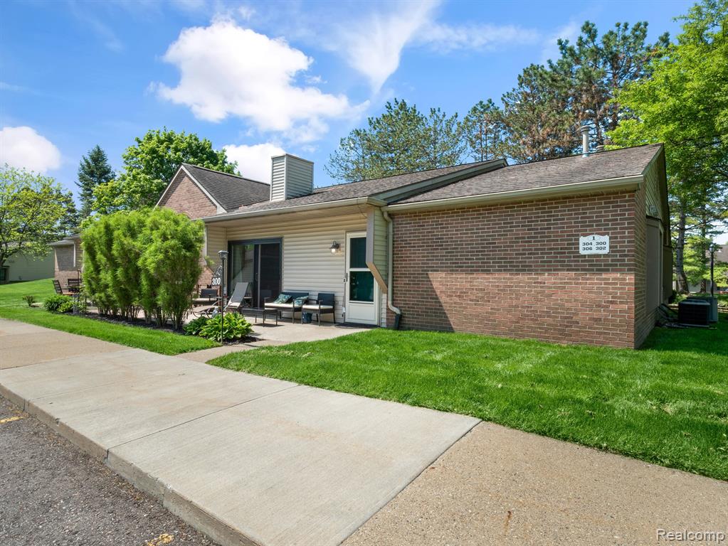 300 SPRING BROOKE Drive, 300, Brighton, MI 48116 — Photo 2