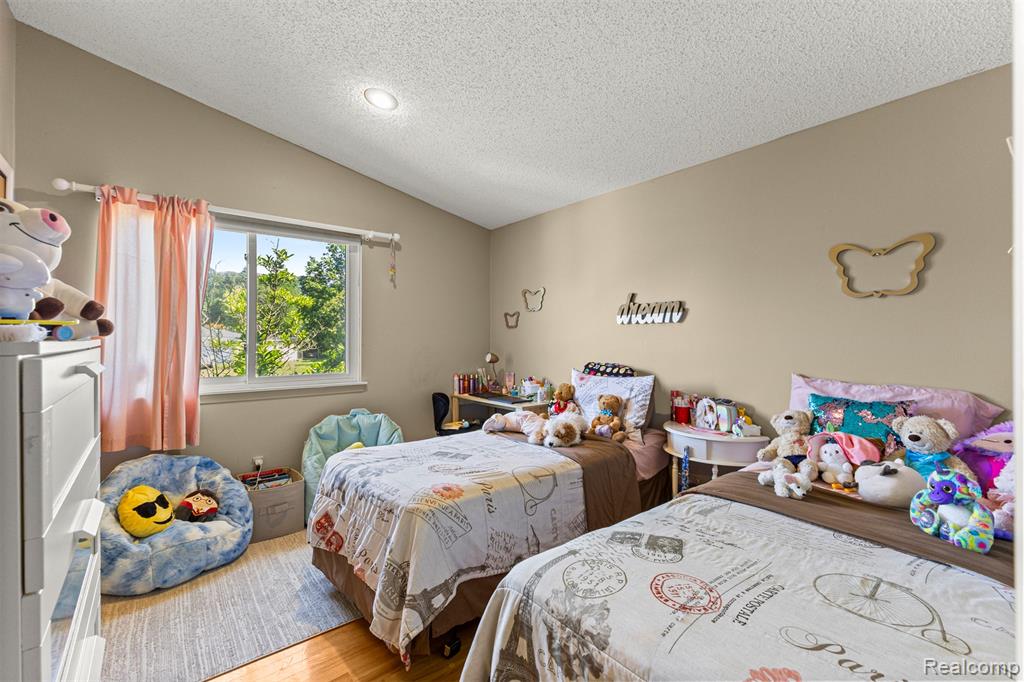 5589 Pembury, West Bloomfield, MI — Photo 34