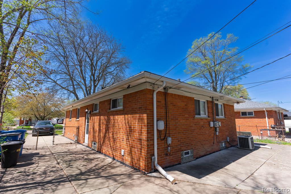 4127 MCKINLEY Street, Dearborn Heights, MI 48125 — Photo 17
