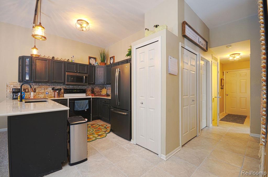 7968 Divot Drive E, 5, Waterford, MI 48327 — Photo 9