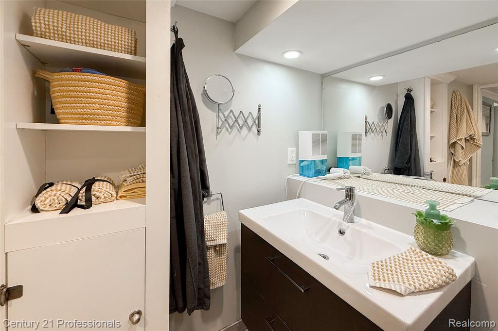 910 W Pine Tree Road W, Lake Orion, MI 48362 — Photo 27