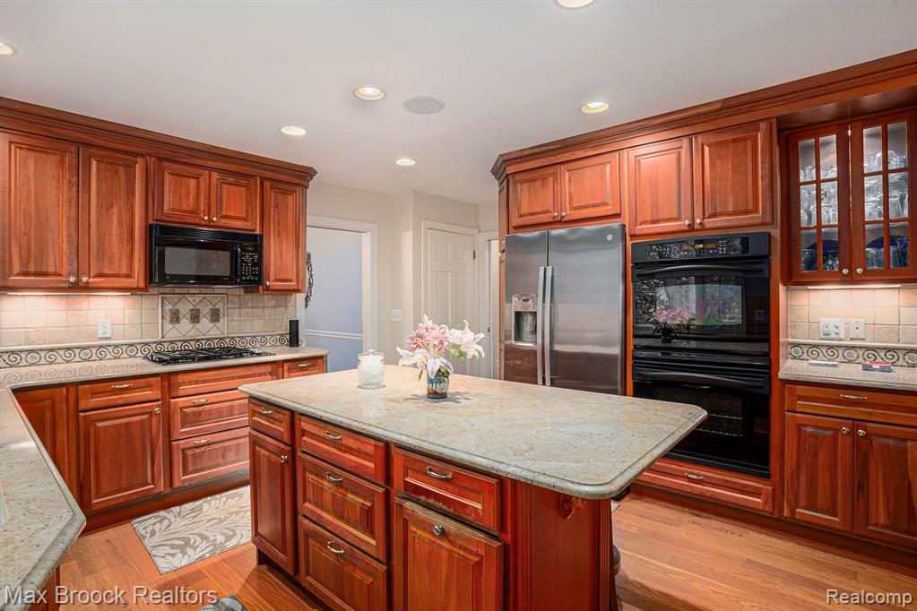 32533 Robinhood Drive, Beverly Hills, MI 48025 — Photo 16