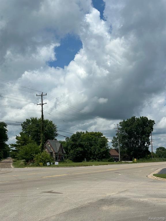 5027 W Grand River Road, Fowlerville, MI 48836 — front exterior