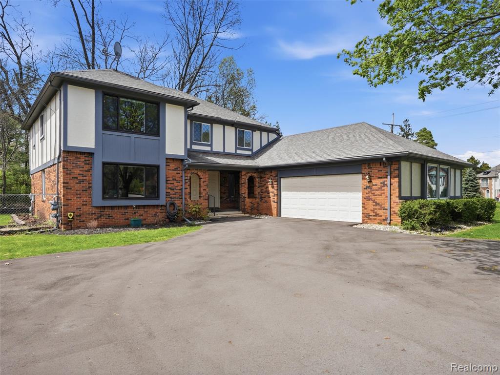 5800 Naneva Court, West Bloomfield, MI — front exterior